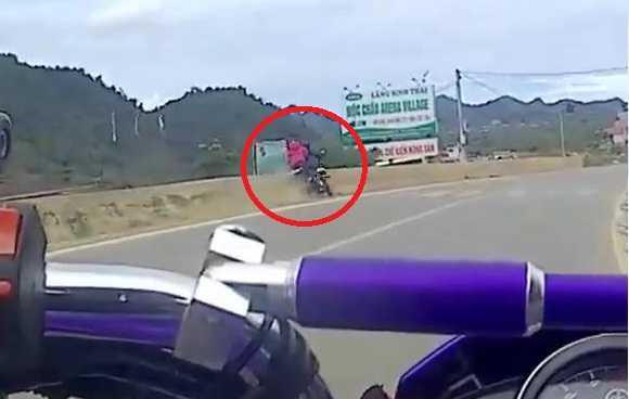 Clip phượt thủ lấn làn phóng bạt mạng, cả người và xe 'mài mòn' dải phân cách