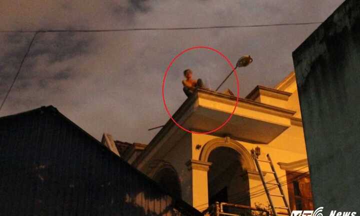Giải cứu thanh niên nghi 'ngáo đá' cố thủ trên mái nhà
