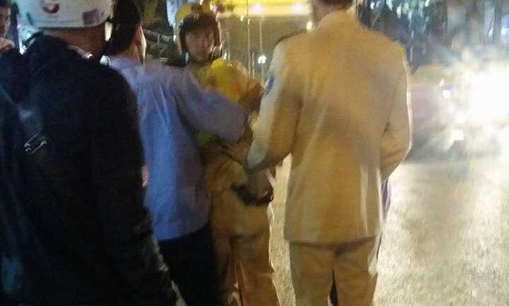 Hà Nội: Ô tô tăng ga, tông thẳng CSGT rồi bỏ chạy