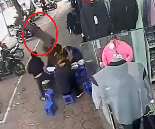 ‘Vật thể lạ’ rơi trúng bàn ăn, nhóm thanh niên thoát chết trong gang tấc