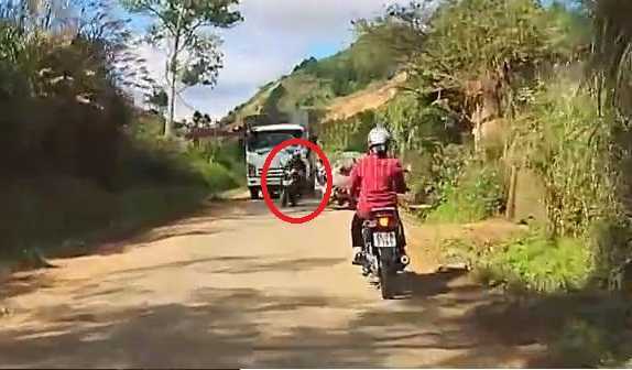 Thót tim clip phượt thủ luồn lách, tạt đầu xe tải theo kiểu 'giỡn mặt tử thần'