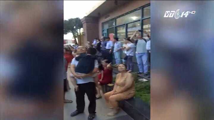 TP.HCM: Cả chung cư hoảng hốt tháo chạy... vì khói nồi cá kho