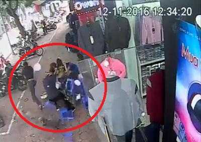 Clip: Vật thể lạ 'từ trên trời rơi xuống' làm vỡ tan bàn ăn trên vỉa hè, 6 thanh niên ôm đầu bỏ chạy