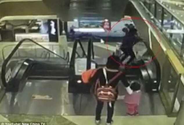 Video: Bà vô ý đánh rơi cháu khỏi thang máy, em bé chết thương tâm