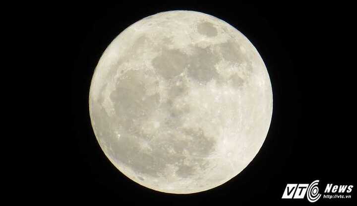 Video: Siêu trăng khổng lồ rực sáng trên biển Đồ Sơn