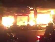 Clip cháy ngùn ngụt thiêu rụi dãy cửa hàng nội thất ở Quảng Ninh