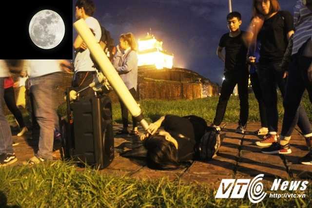 Giới trẻ xứ Huế nằm lăn ra đất ngắm Siêu trăng thế kỷ