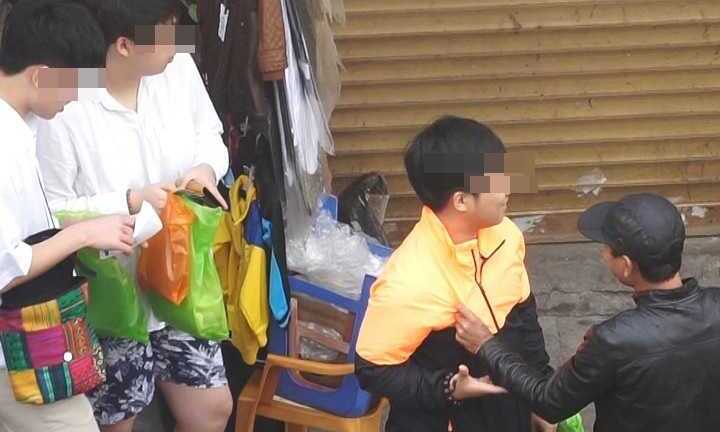 Nam sinh lớp 7 bị chặn đường xin tiền, đâm kim tiêm vào tay