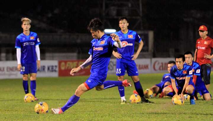Vừa sang Myanmar, tuyển Việt Nam đã rèn đá phạt đền