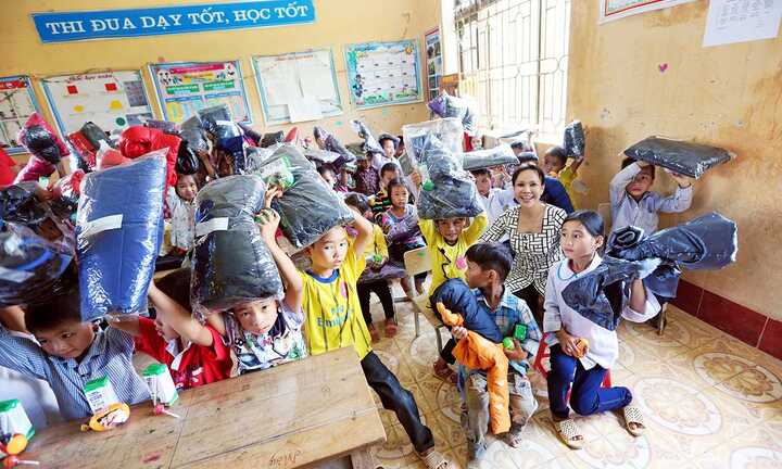 Ngay sau liveshow, Việt Hương lên đường đi từ thiện