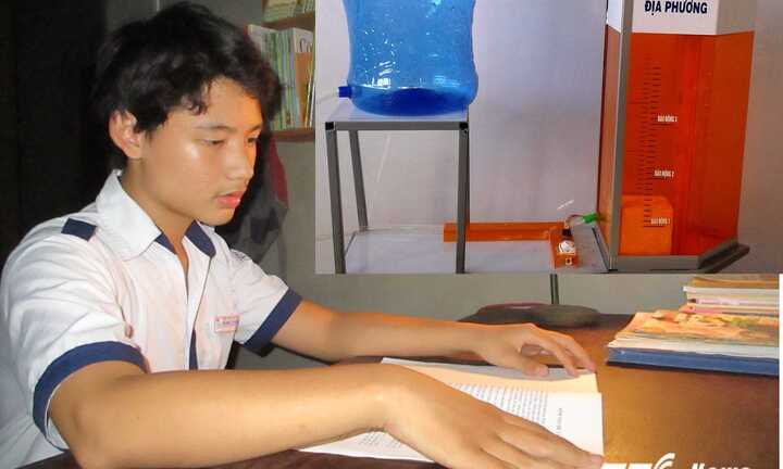 Ba học sinh cấp 2 xứ Huế chế tạo máy báo lũ tự động