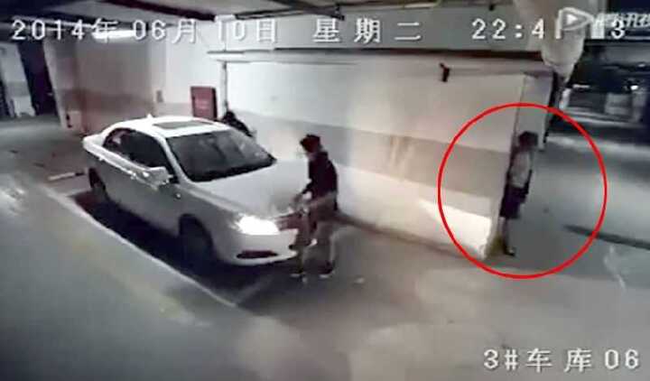 Cô gái thông minh khiến 2 tên trộm ôtô hoảng hồn chạy trối chết