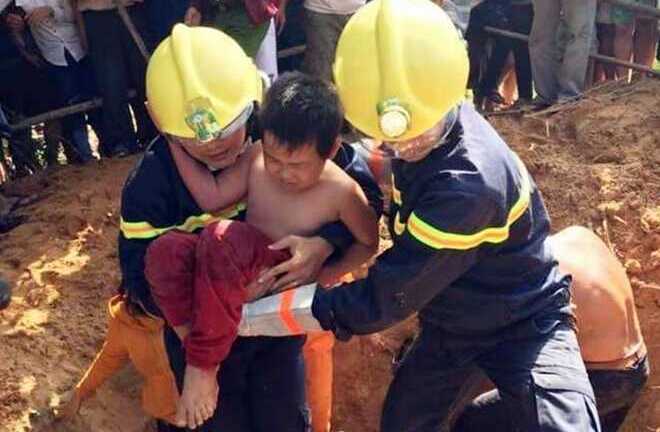 Đứng tim chờ giải cứu cháu bé 7 tuổi lọt hố móng cột điện