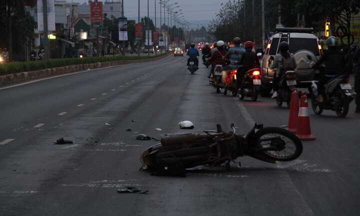Ô tô húc xe máy, 2 người thương vong