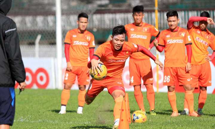 HLV Hữu Thắng nhắc nhở Quế Ngọc Hải: Không được bốc đồng mà ham bóng