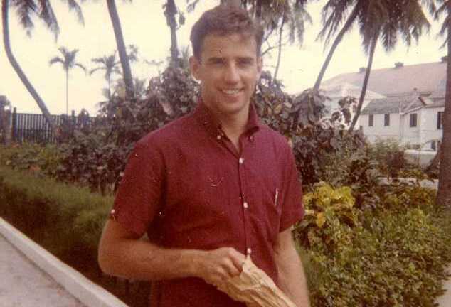 Ngỡ ngàng trước vẻ đẹp trai hơn hot boy của Phó Tổng thống Joe Biden thời trẻ