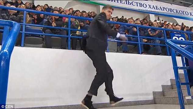 Clip: Nhân viên an ninh điển trai nhảy tưng bừng trên khán đài gây sốt