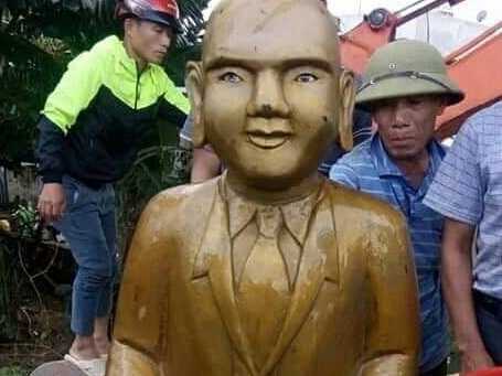 Phát hiện pho tượng lạ dưới đầm nuôi tôm