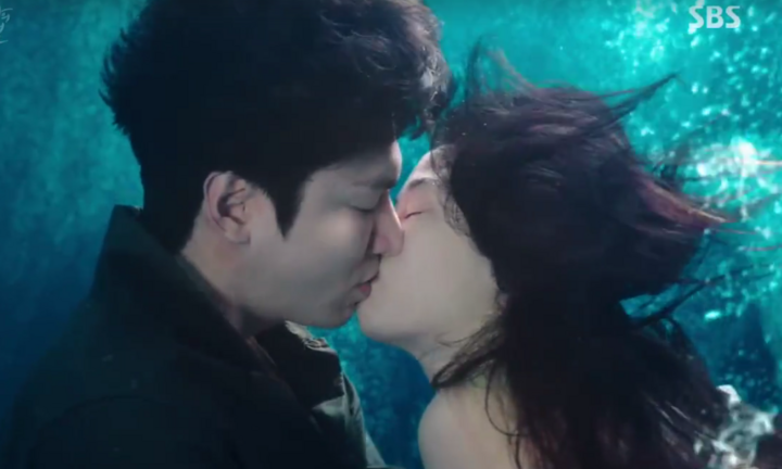 Huyền thoại biển xanh tập 2: Jun Ji Hyun lộ thân thế tiên cá, hôn Lee Min Ho giữa biển xanh