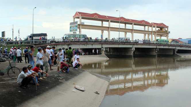 Ông lão bán vé số mất tích trên sông