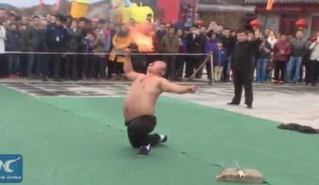 Video: Những tuyệt kỹ kinh ngạc của người Miêu ở Trung Quốc