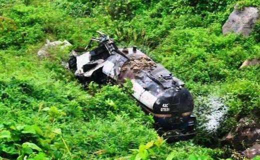 Xe bồn lao xuống vực đèo Hải Vân, hai người thương vong