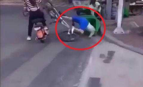 Mải ngắm gái xinh, thanh niên ngã đâm đầu vào thùng rác