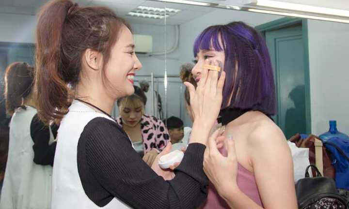 Nhã Phương tự tay trang điểm cho bạn thân thi hát