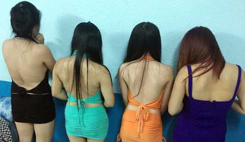 Nữ tiếp viên mặc áo yếm khiêu dâm trong nhà hàng ở Sài Gòn