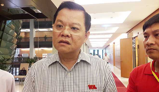 Hà Nội đình chỉ 3 cảnh sát để 'tàu lạ' đổ trộm chất thải xuống sông Hồng