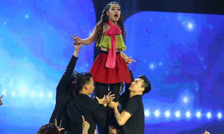 Cười xuyên Việt 2016: Puka châm biếm các hiện tượng lố trong showbiz