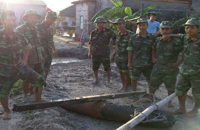 9 giờ nín thở gỡ bom 'khủng' còn nguyên kíp nổ