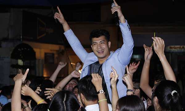 Gặp scandal tình cảm, Trương Thế Vinh vẫn ‘quậy hết mình’ khi về trường cũ