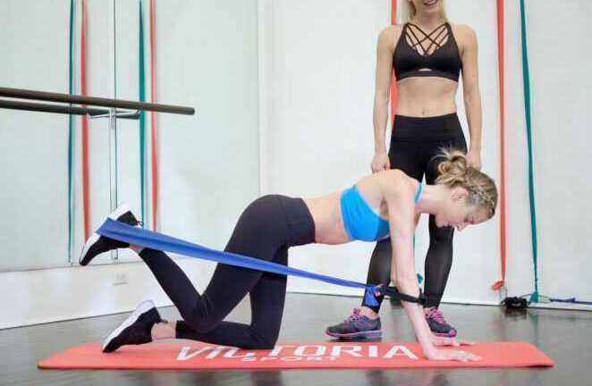 Thiên thần Victoria's Secret 'khổ sở' luyện hình thể