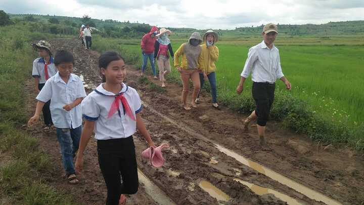 Cô giáo người Mường đi gieo chữ từ lúc mọi người đang còn yên giấc ngủ