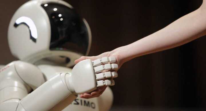 Robot giúp trẻ học tập 'nổi điên' nhào vào tấn công người giữa triển lãm