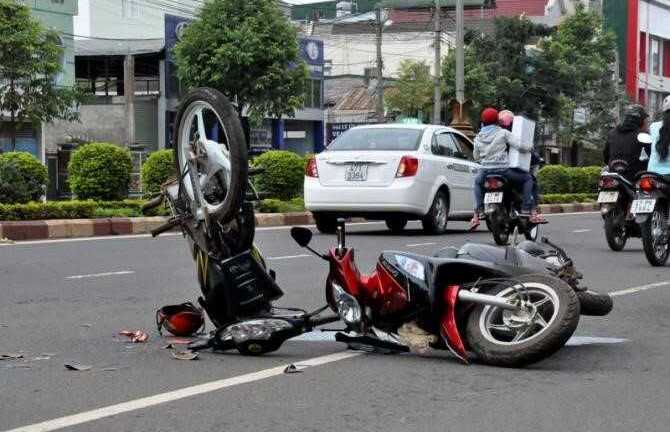 Cảnh sát truy tìm tài xế tông 2 thanh niên thương vong rồi bỏ trốn