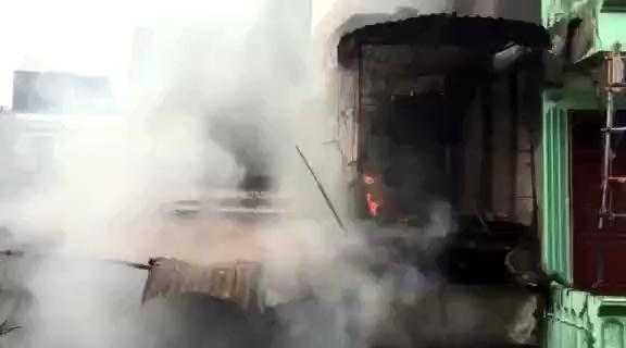 Clip: Nhà cao tầng ở Hà Nội cháy lớn kèm tiếng nổ, khói đen cuồn cuộn bao trùm