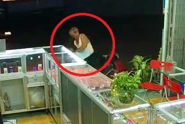 Clip ông chủ cửa hàng 70 tuổi quật ngã tên cướp iPhone