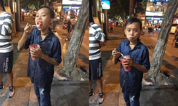 Hồ Văn Cường cười tít mắt khi được mẹ nuôi Phi Nhung dắt đi chơi khắp Hà Nội
