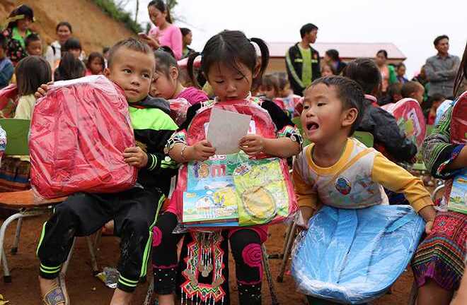 Món quà đặc biệt cho trẻ mầm non khó khăn nhất Điện Biên Đông