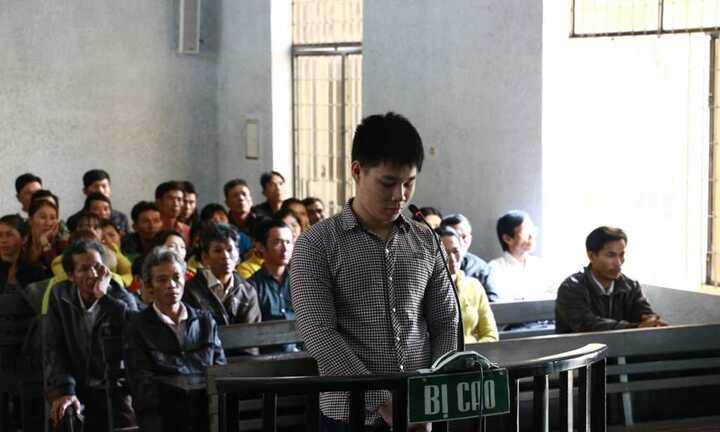 Bị hàng xóm chửi rủa, cầm dao đi trả thù