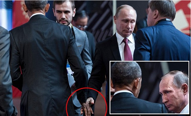 Obama và Putin gặp mặt chớp nhoáng, trao nhau cái bắt tay 'lạnh lùng chưa từng có'