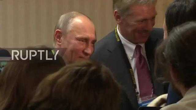 Clip: Món quà bất ngờ một phụ nữ Peru tặng ông Putin giữa họp báo