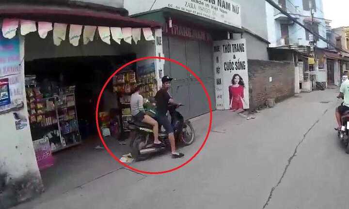 Clip: Nam thanh nữ tú đi xe máy trắng trợn ăn cắp két bia, nước ngọt ở Hà Nội