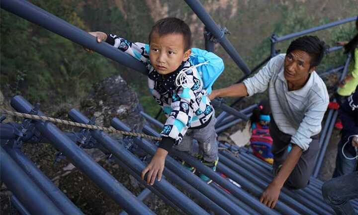Rùng mình nhìn học sinh Trung Quốc leo thang thép trên vách đá đến trường
