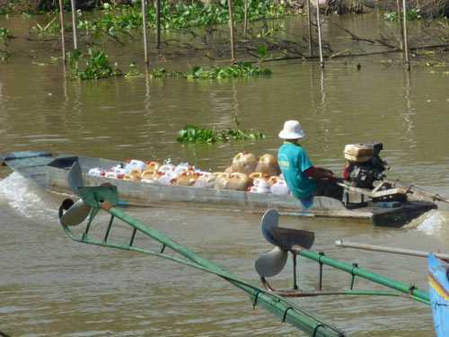 Nổ xuồng máy, 4 người bị bỏng nặng, rơi xuống biển