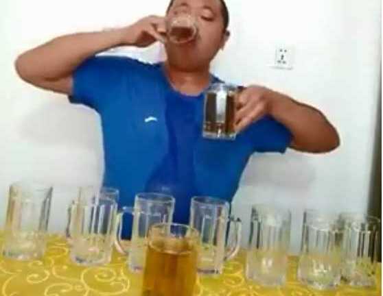 'Thánh bia' uống 10 cốc trong vòng 55 giây gây 'bão', cộng đồng mạng lo cho sức khỏe