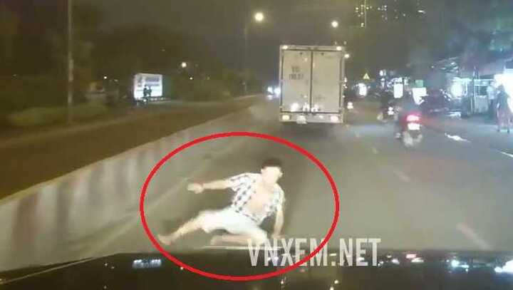 Hà Nội: Thanh niên bỗng nhiên lăn đùng ra trước đầu ôtô định ăn vạ