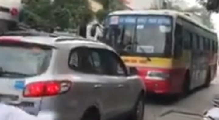 Xe buýt đi lấn làn bị ô tô con đẩy lùi hàng chục mét